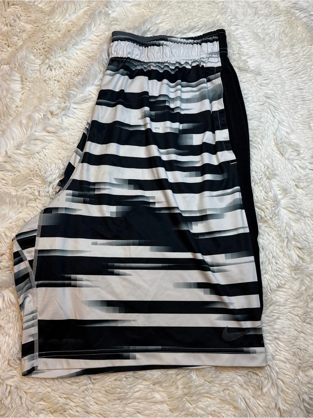 Nike men’s Black/White Striped athletic Shorts size XL no liner 10” inseam
